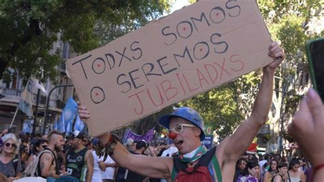 Fotografía de un grupo de jubilados chilenos en una protesta por pensiones dignas