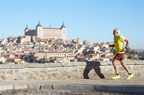 Juan López García corriendo por un camino empedrado con el histórico Alcázar de Toledo al fondo