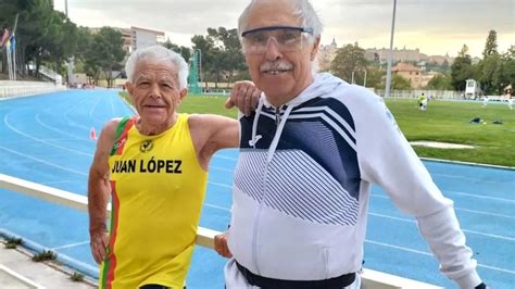 Juan López García mostrando sus medallas y diplomas de competición