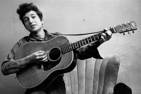 Foto de Bob Dylan tocando la guitarra