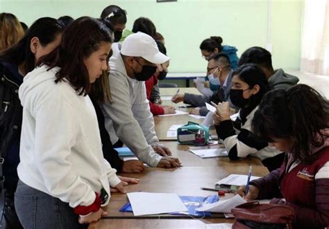 Jóvenes escribiendo mensajes positivos en siluetas de papel