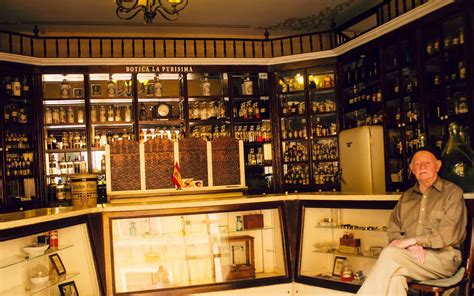 Fachada o interior de la Botica de Ñuñoa con un ambiente acogedor