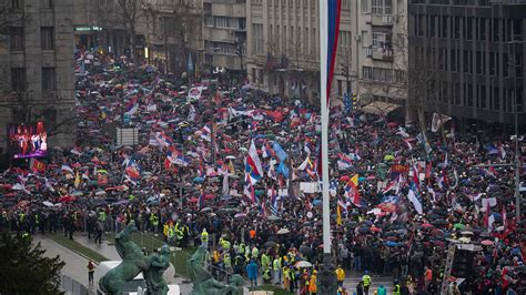 Manifestantes marchando en Chile con pancartas contra el sistema de AFP.