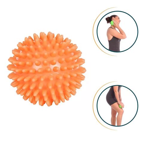 Persona mayor realizando ejercicios con pelota con pinches