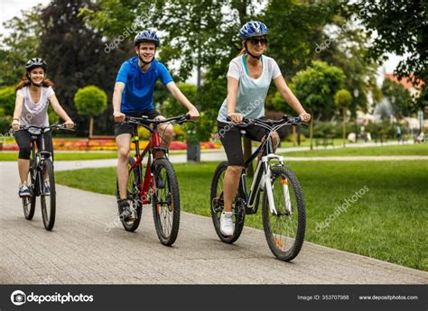 Persona mayor sonriendo montando en bicicleta eléctrica por un parque