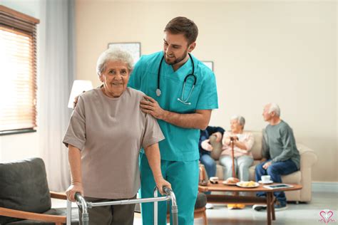 Foto de auxiliar de geriatría asistiendo a una persona mayor en actividades diarias