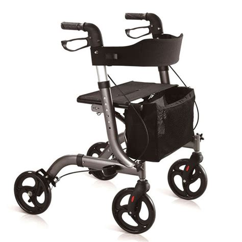 Persona mayor usando un rollator con asiento y cesta