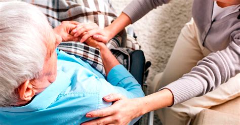 imagen de un cuidador recibiendo apoyo de un profesional de la salud