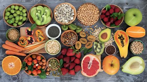 Foto de una mesa con alimentos variados y saludables para personas mayores