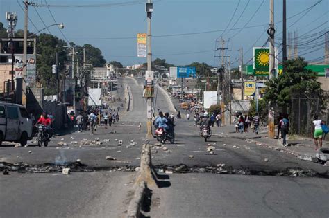 Fotografía de barricadas improvisadas en una calle de Puerto Príncipe