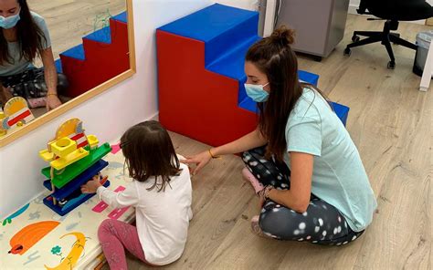 Fotografía de niños recibiendo atención en un centro CONIN