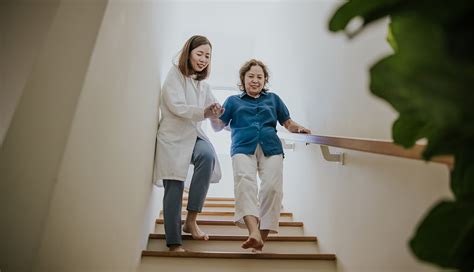 Persona mayor subiendo escalones de forma segura