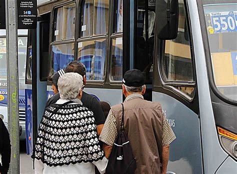 Foto de adultos mayores utilizando el transporte público en Antofagasta