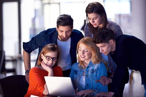 Profesionales de apoyo trabajando con jóvenes y sus familias