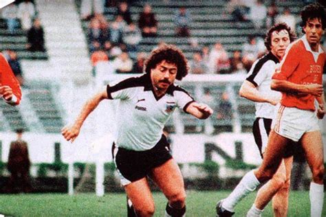 Foto de Carlos Caszely celebrando un gol o en un partido de Colo Colo/Selección Nacional