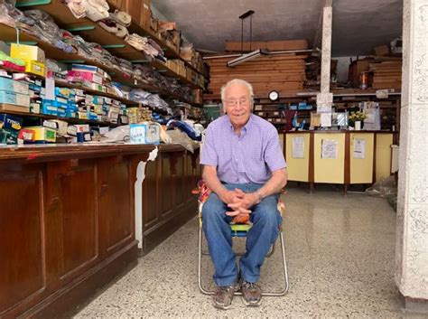 Carlos Bejar viendo el partido desde la vidriera de una tienda en Paraná