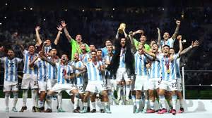 Fanáticos de Argentina celebrando la clasificación a la final del Mundial