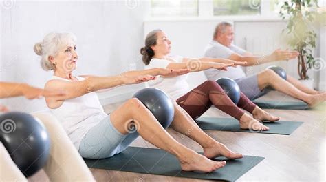 Grupo de personas mayores haciendo ejercicios de pilates