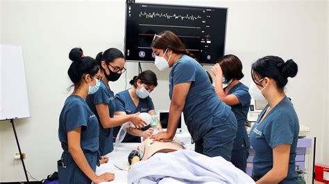 Foto: Estudiantes de enfermería realizando simulación clínica de cuidado del adulto mayor