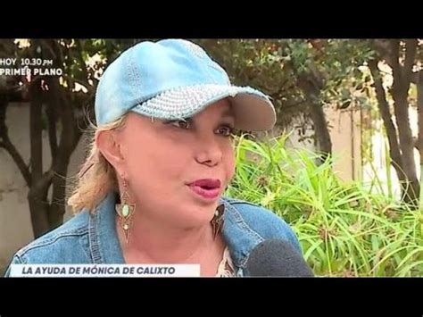 Fotografía de Mónica de Calixto dando declaraciones a la prensa en la entrada del hogar