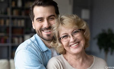 Foto temática: Mujer mayor con pareja más joven
