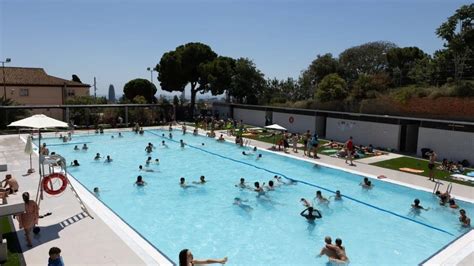 Foto de la piscina al aire libre de un hostel o B&B en un entorno soleado