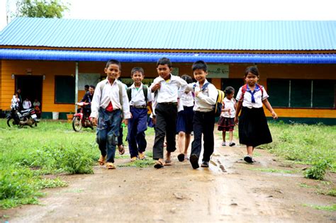Foto de una escuela rural en Camboya con niños estudiando o jugando.