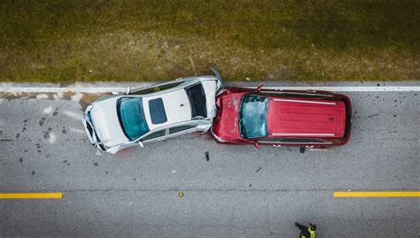 Ilustración abstracta representando el momento de un accidente automovilístico y la esperanza de unos padres