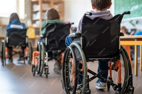 Niño en silla de ruedas practicando baloncesto con otros niños