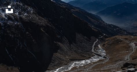 Camino sinuoso a través de un valle oscuro y rocoso, simbolizando el valle de sombra de muerte