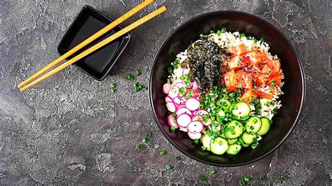 Infografía detallando la dieta tradicional de Okinawa, incluyendo batata, vegetales y soya