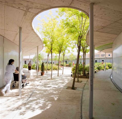 Diseño de espacios exteriores en residencias para adultos mayores con personas interactuando