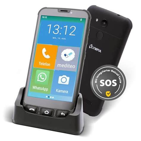 Una persona mayor utilizando un smartphone con texto grande y botones de fácil acceso