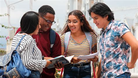 Foto de una pensión universitaria con estudiantes conviviendo en un área común