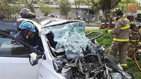 Foto referencial de un accidente de tránsito en zona urbana con vehículos dañados y servicios de emergencia