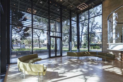 Fotografía de las instalaciones del Centro Integral para el Adulto Mayor con espacios adaptados para la convivencia y actividades grupales.