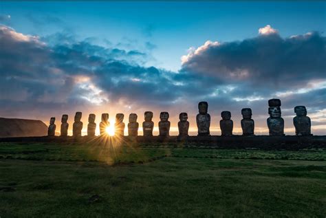Foto de Moai en Ahu Tongariki al amanecer, simbolizando el respeto a los ancestros.