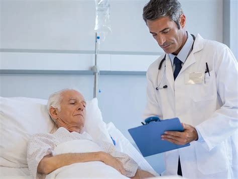 Foto conceptual: persona mayor en un hospital, mirando serenamente