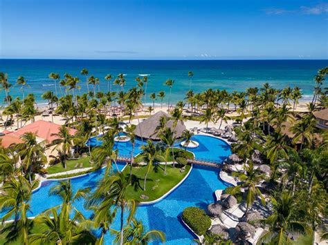 Foto aérea de un resort Senior Living en Punta Cana integrado con el paisaje natural