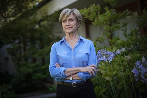 Foto de Evelyn Matthei, alcaldesa de Providencia, hablando sobre seguridad ciudadana y el control del espacio público