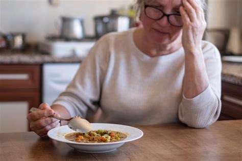 Esquema mostrando las principales consecuencias de la hiporexia en adultos mayores, como desnutrición, pérdida de peso y debilidad