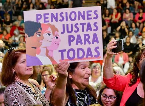 Foto de personas jubiladas manifestándose por pensiones dignas en Chile