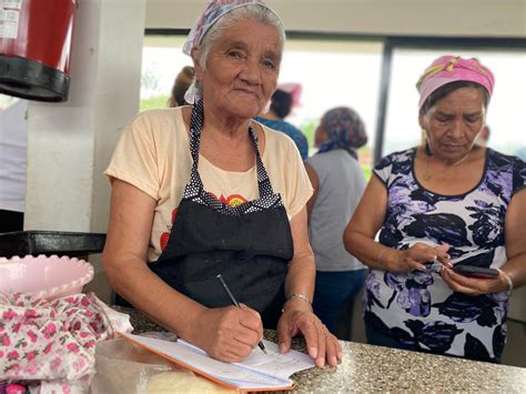Foto de adultos mayores trabajando en distintos oficios