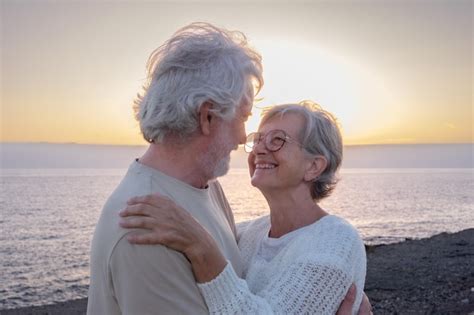 Imagen de una pareja de ancianos abrazados en el techo de una casa inundada