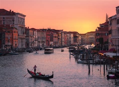 Foto panorámica de Venecia al atardecer con góndolas en los canales