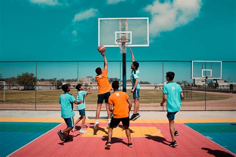 Foto de jóvenes de diversas procedencias jugando deportes en equipo