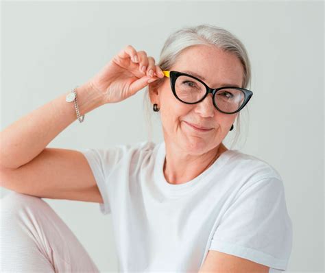 Fotografía de una persona mayor con audífonos o gafas