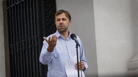 Alcalde Germán Codina saludando a madres protectoras en una celebración del programa Hogares Protectores.
