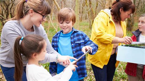 Niños participando en una actividad educativa dentro de un Hogar Protector.