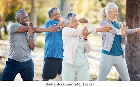 Persona mayor sonriente haciendo ejercicio suave al aire libre
